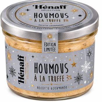 Trüffel-Hummus angerichtet auf Brot mit dekorativen Kräutern